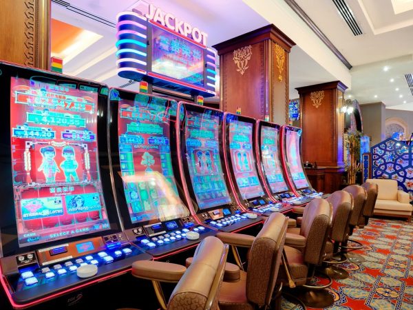 Buka Kegembiraan: Menjelajahi Dunia Dinamis Permainan Slot dan Kasino Langsung